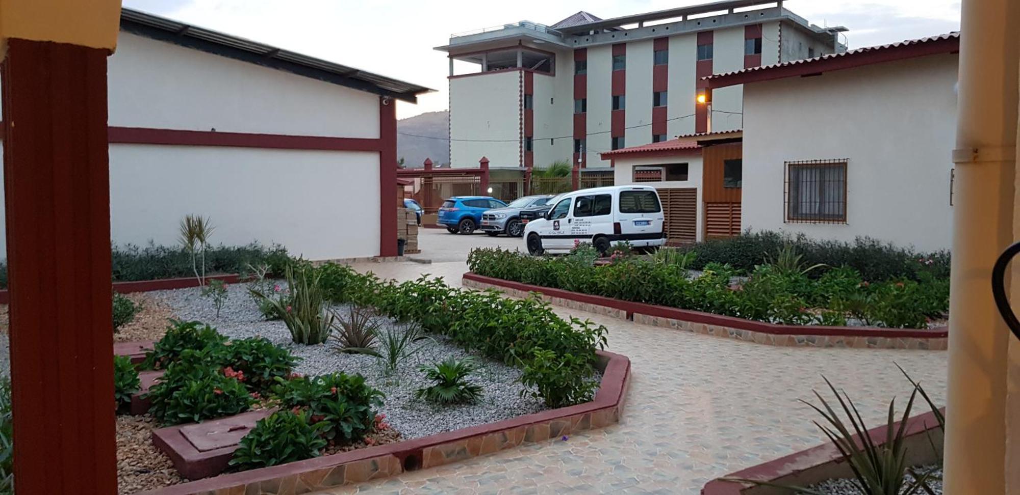 Hotel La Rose Blanche Korhogo Exterior photo