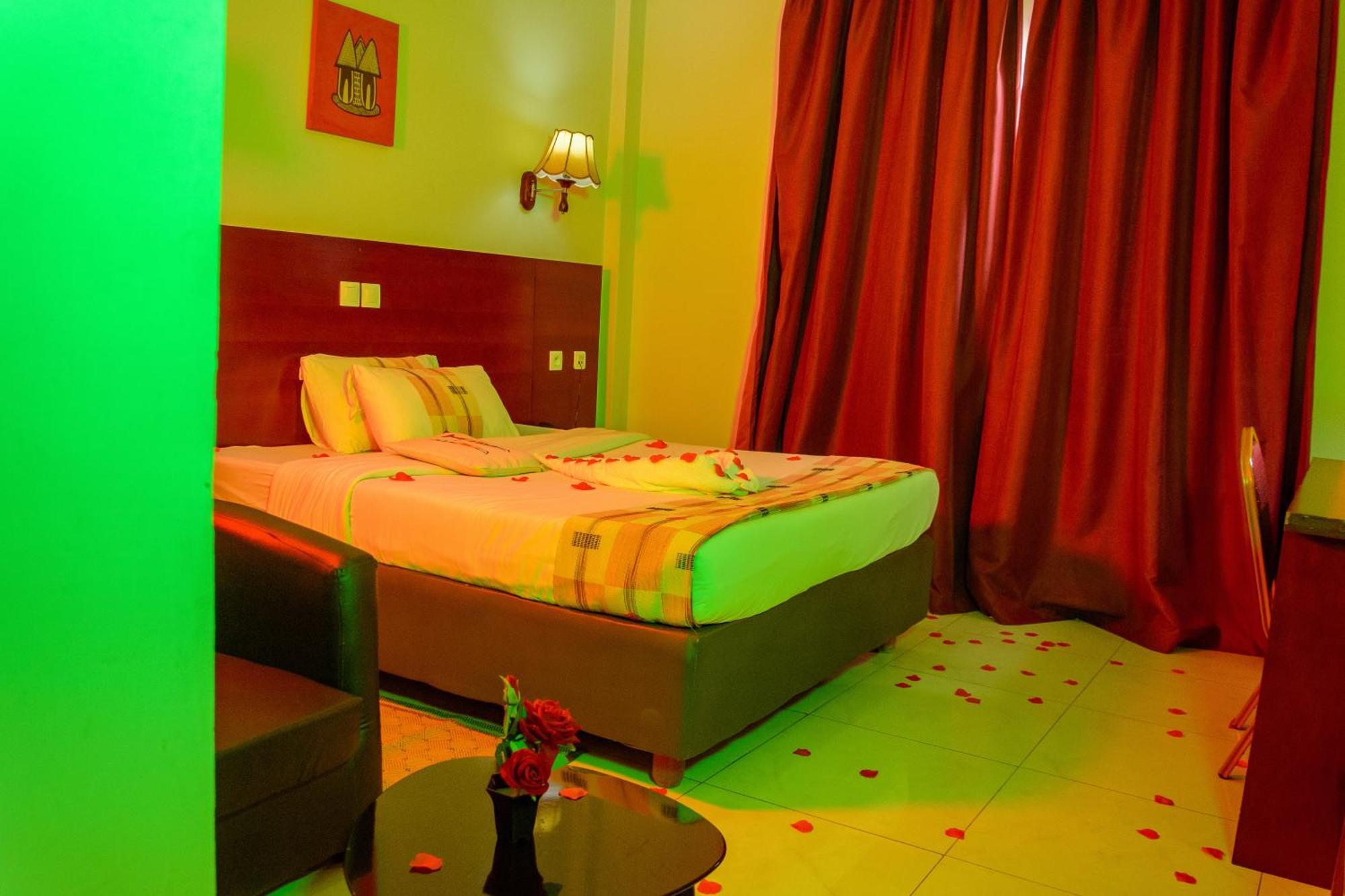 Hotel La Rose Blanche Korhogo Exterior photo